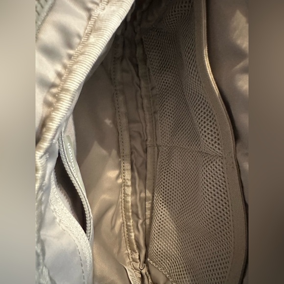 Lululemon Multi-Pocket Crossbody Bag 2.5l - Picture 9 of 9